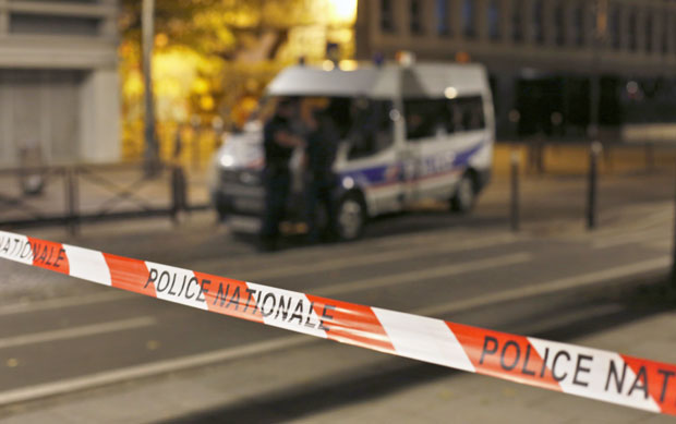 ДРАМА У ПАРИЗУ: Ножем и шипком ранио седам особа, терористу савладали куглаши (ФОТО)