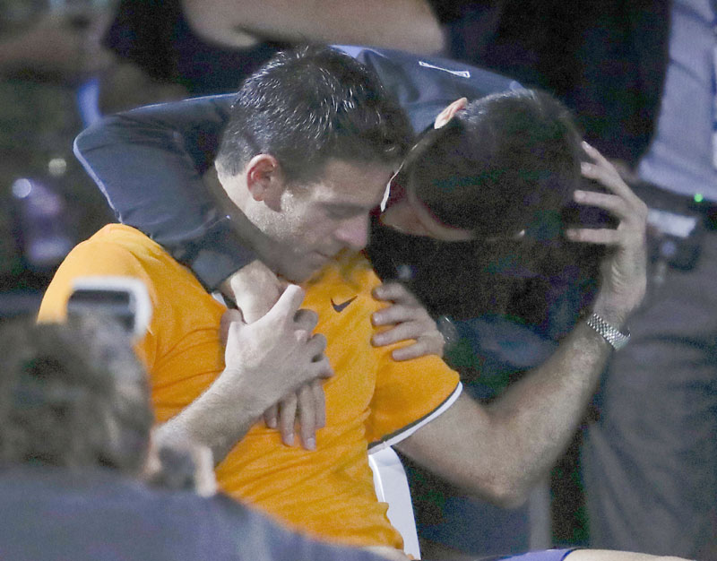 ГОСПОДИН НОВАК ЂОКОВИЋ: Дел Потро је седео у мраку и плакао, па је Србин прекинуо славље и пришао да га загрли... (ВИДЕО)