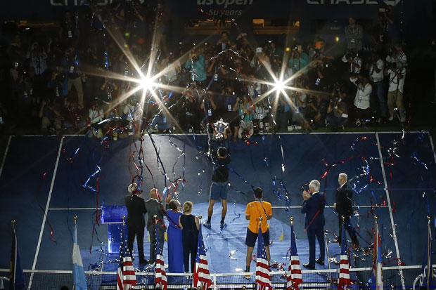 ШАМПИОНИ ОБРАДОВАЛИ ПУТНИКЕ У ЊУЈОРКУ: Ђоковић и Осака делили крофне у метроу (ВИДЕО)