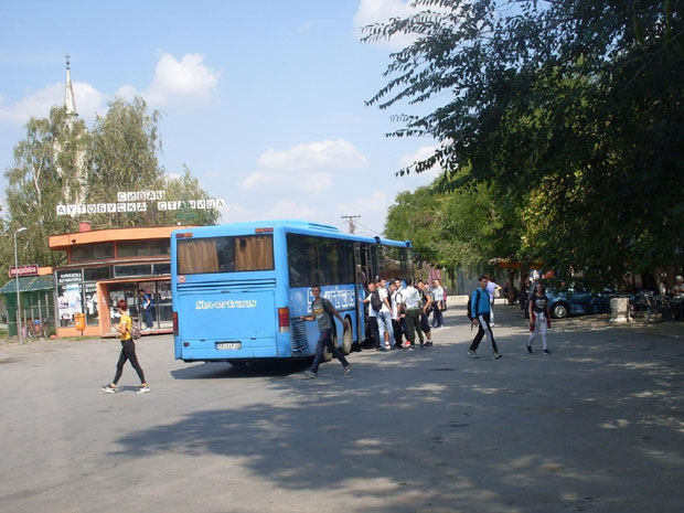 РОДИТЕЉИ РЕВОЛТИРАНИ: До школе јефтиније таксијем