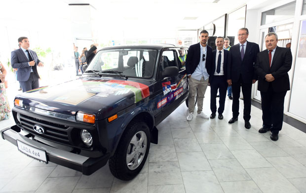 Коларову уручена Лада од гувернера Самаре: Отац ће се највише одушевити аутомобилом (ВИДЕО)