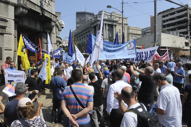 Просветари који штрајкују држе данас скраћене часове
