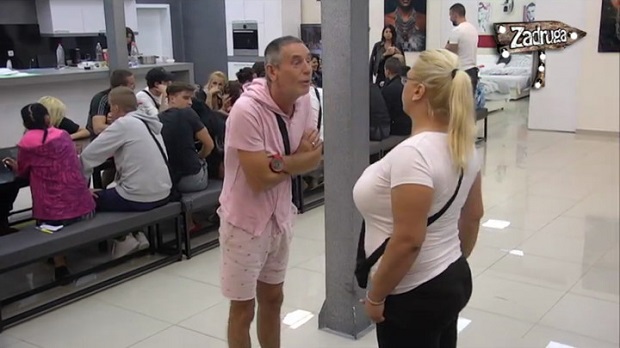 ПОНИЗИО ЈЕ ПОСЛЕ ОДБИЈЕНОГ ПОЉУПЦА: Лепи Мића одбрусио Марији Кулић да би се на њеном месту обесио (ВИДЕО)