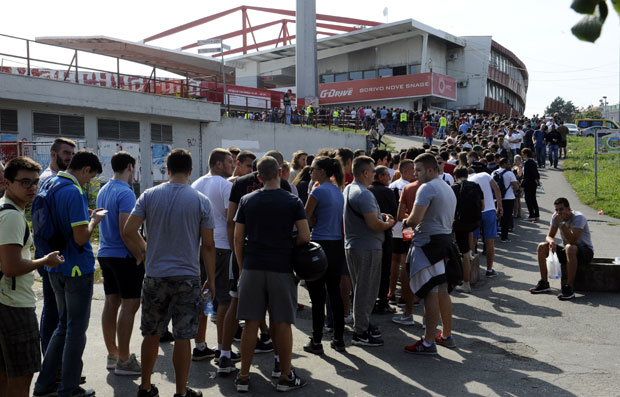 ПАКЕТИ ОД ЗЛАТА ПЛАНУЛИ ЗА ТРИ САТА: Незапамћена јагма испред стадиона Црвене звезда због улазница за Лигу шампиона