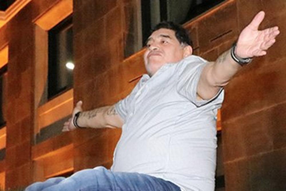 СКАНДАЛ-МАЈСТОР: Марадона пијан изводио стриптиз на крову аутомобила (ВИДЕО)