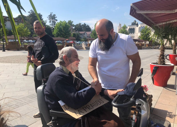 БЛОКАДА САОБРАЋАЈА У НОВОМ ПАЗАРУ: Професор наставио штрајк