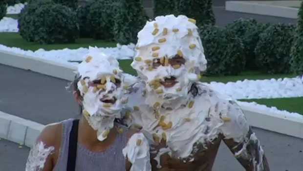 НЕОБИЧАН ЗАДАТАК ЗА ЗАДРУГАРЕ: Завршили са пеном за бријање и смокијем на лицу (ВИДЕО)