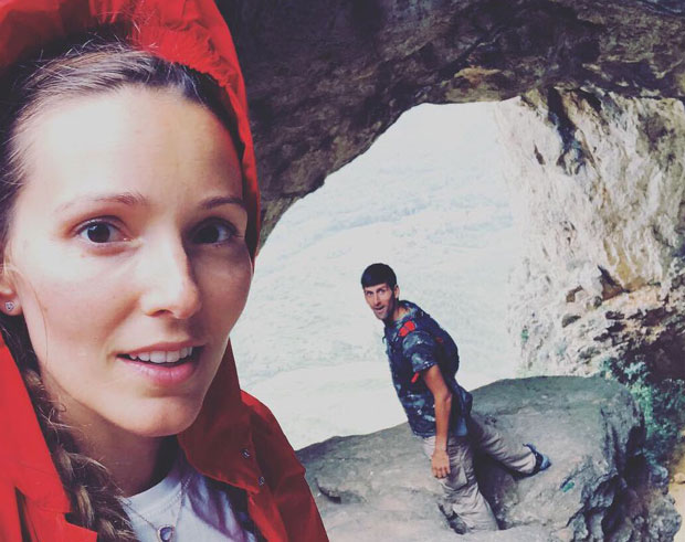 СА ВИКТОАРА У НОВЕ ПОБЕДЕ: Новак са Јеленом опет тражи инспирацију на француским планинама