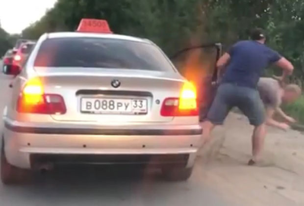 ТАКСИСТА ПОДУЧАВА ЕКОЛОГИЈУ: Путник летео даље од флаше коју је бацио (ВИДЕО) 