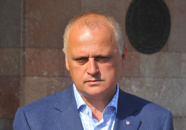 Весић: Одговорност за прикључење на мрежу нелегалног објекта