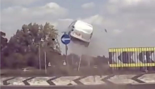 СТРАШАН УДЕС: Летећи комби запањио возаче (ВИДЕО)