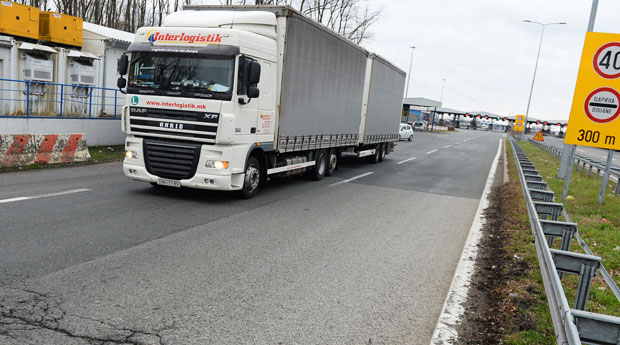 ГУЖВЕ НА ГРАНИЦАМА: Умерен саобраћај, теретњаци на Батровцима чекају 6 сати