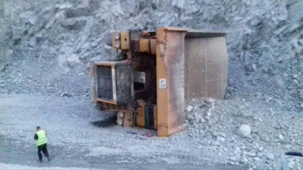 ИНЦИДЕНТ У РТБ БОР: Преврнуо се камион за превоз руде вредан 2.000.000 евра (ФОТО)