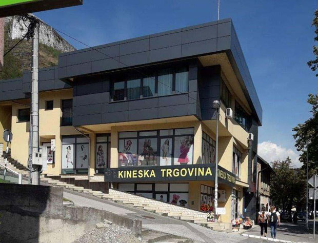 УХАПШЕН КИНЕЗ НАСИЛНИК: Отресао дечака (12) о асфалт, а онда му главу лупао о ограду