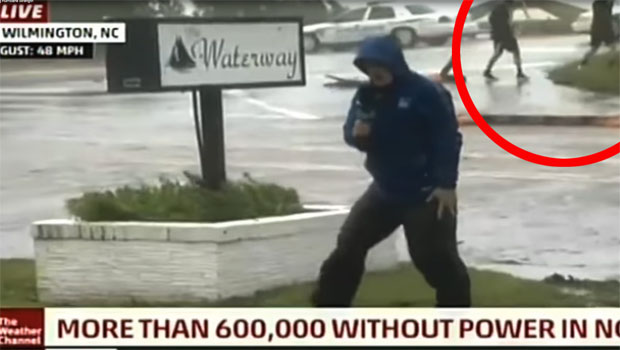 АМЕРИЧКО ФОЛИРАЊЕ! Ветар носио и бацао репортера, док људи око њега нормално шетају! (ВИДЕО)