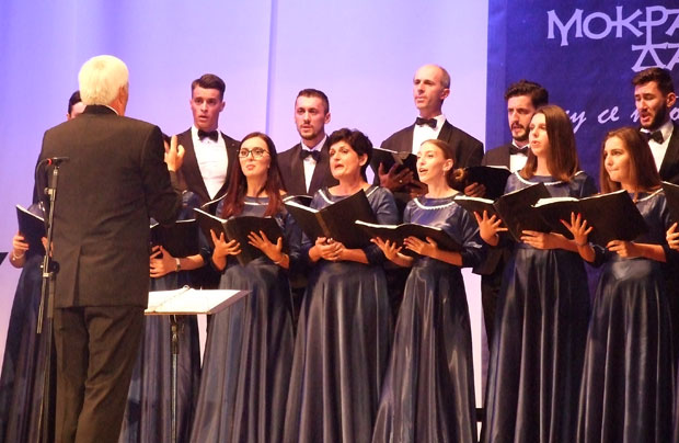 Статуета Стевана Мокрањца хору девојчица из Бургаса (ФОТО)