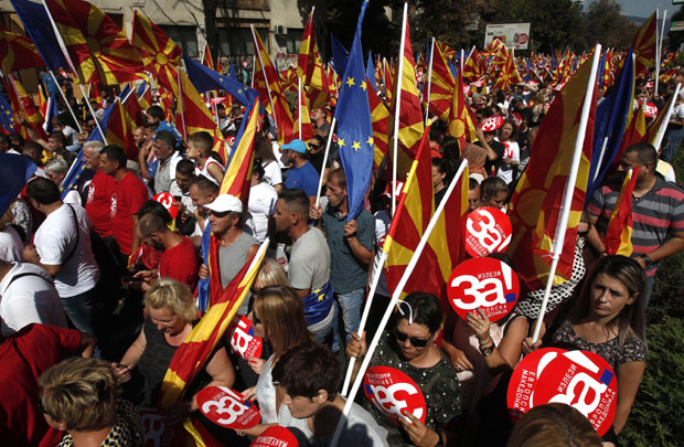 Хиљаде на улицама Скопља у знак подршке промени имена (ФОТО+ВИДЕО)