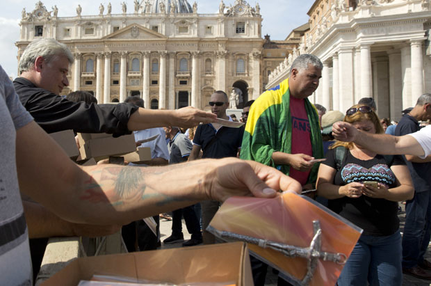 Од папе верницима на поклон 40.000 крстића
