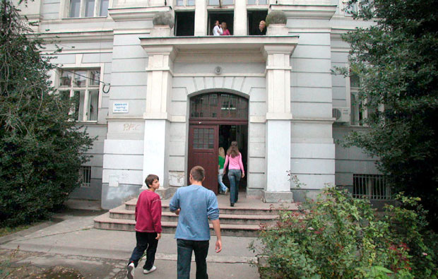 Уче у једној, надају се другој школи