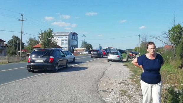 ФИЛМСКО ХАПШЕЊЕ НА ИБАРСКОЈ МАГИСТРАЛИ: Специјалци пресрели ауто, ухапсили два мушкарца, сви били наоружани