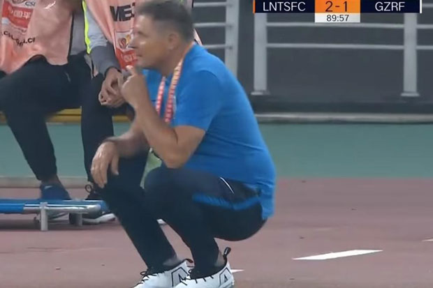 ПИКСИЈЕВЕ АКРОБАЦИЈЕ У КИНИ: Стојковић направио колут уназад кад је видео шта је његов играч промашио (ВИДЕО)