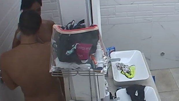 ГОЛИ И МОКРИ: Александра и Давид заборавили на камере под тушем! (ВИДЕО)