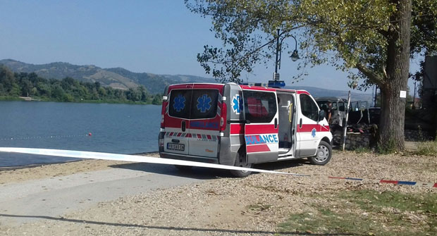 Преминуо за воланом, па слетео с пута