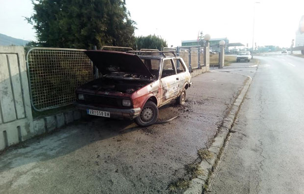 Изгорео аутомобил угооститеља у Врању