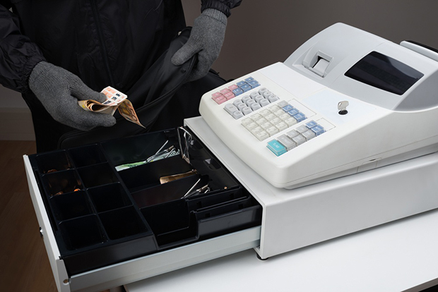 БИЈЕЛО ПОЉЕ: Претио пушком, опљачкао касу