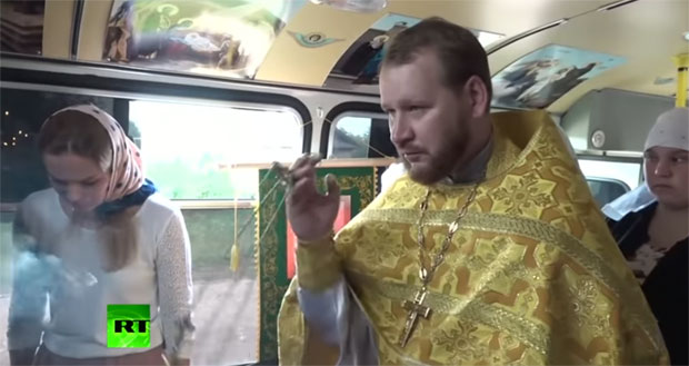 КРЕАТИВНИ ПОП: Црква на точковима обилази вернике (ВИДЕО)