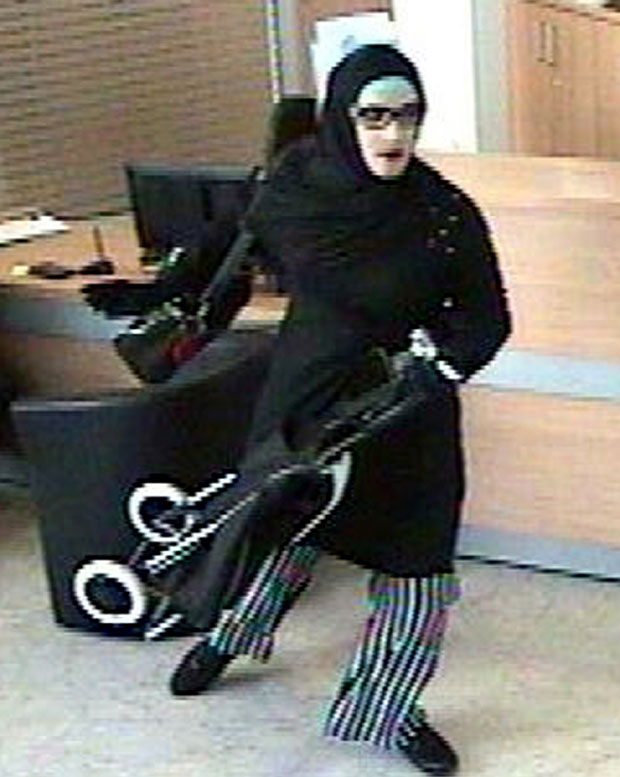 Лопов са хиџабом и кармином побегао на тротинету!?