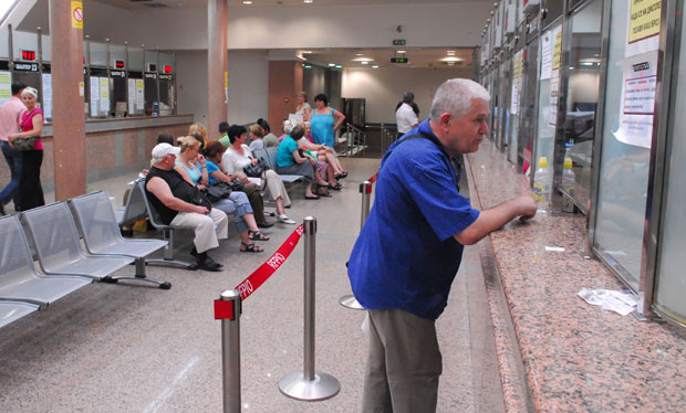 ПОРОДИЧНЕ ПЕНЗИЈЕ: Прво потврда из школе, па новац