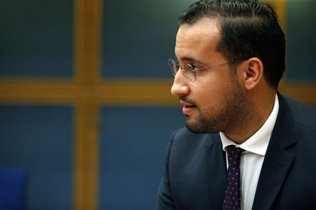 ЧИНОВНИК СА ПИШТОЉЕМ: Сведочење бившег Макроновог телохранитеља из сенке