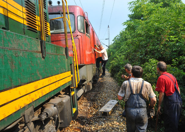 Локомотива воза на релацији Бар-Београд искочила из колосека
