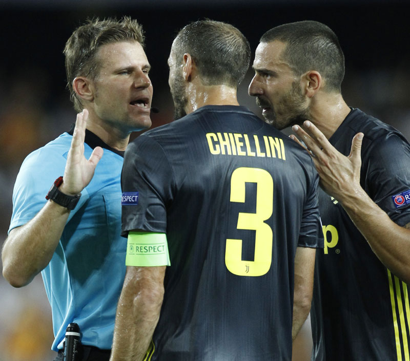 БРИХ УМАЛО ДОБИО БАТИНЕ: Недвед хтео да се обрачуна са судијом 