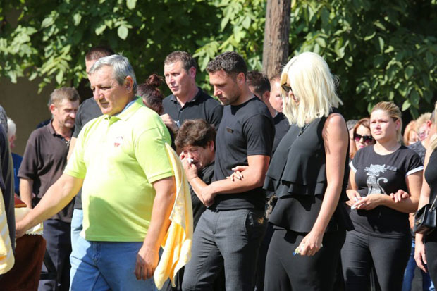 Сахрањен отац фудбалера, уплакана Јелена држала Душка за руку