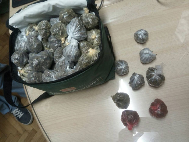 ПАЛИ ДИЛЕРИ: Крили дрогу у гепеку и у кутији цигарета 