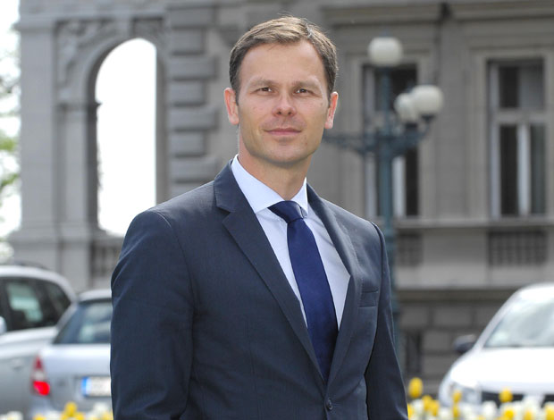 Шпијунка: Ништа од шпила