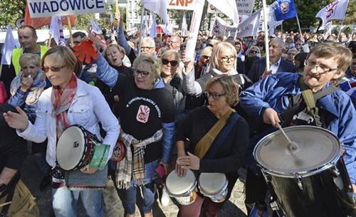 ПРОТЕСТУЈЕ 26.000 ПОЉАКА: Траже веће плате у јавном сектору