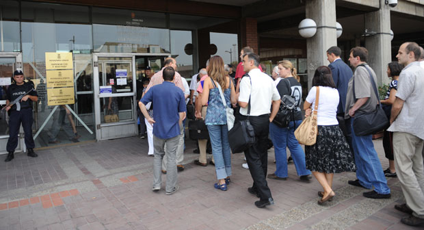 ОДЕЛО ИПАК ЧИНИ ЧОВЕКА: Колико се у Србији поштује дрес-код у државним институцијама