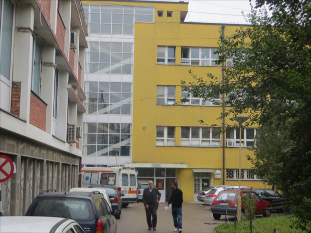 ТРАГЕДИЈА У ВРАЊУ: Отац троје деце се убио скоком кроз болнички прозор