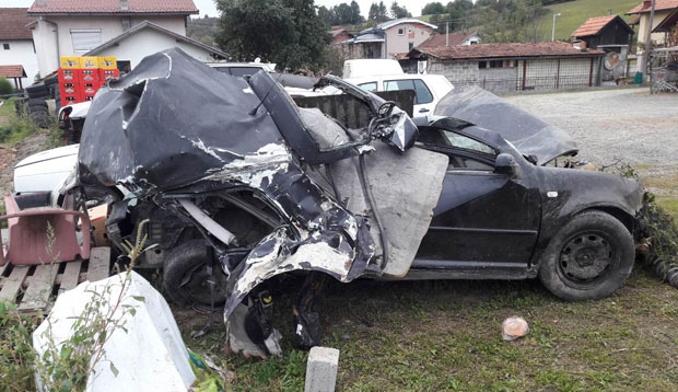 СТРАВИЧНА НЕСРЕЋА КОД ЧЕЛИНАЦА: Двоје погинуло у судару с возом (ФОТО)