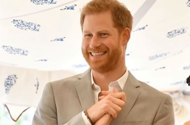 ХИТ ВИДЕО: Камере ухватиле принца Харија како краде храну