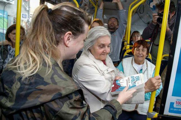 Нови Сад: Читачима у бусу књига на дар