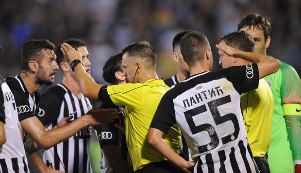 СКАНДАЛ ПОСЛЕ ДЕРБИЈА: Демолирана свлачионица судије Данила Грујића