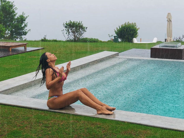 Каја се на Ибици туширала по пљуску