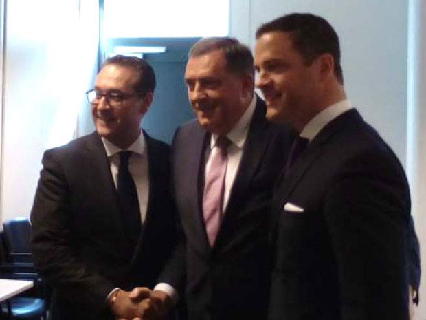 Штрахе подржава Додика