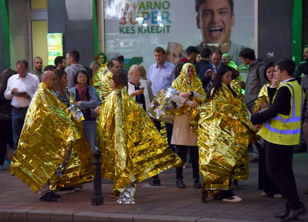 УЗБУНА У БЕОГРАДСКОМ “ХИЛТОНУ”: Гости увијени у фолију хитно евакуисани због пожара (ФОТО)