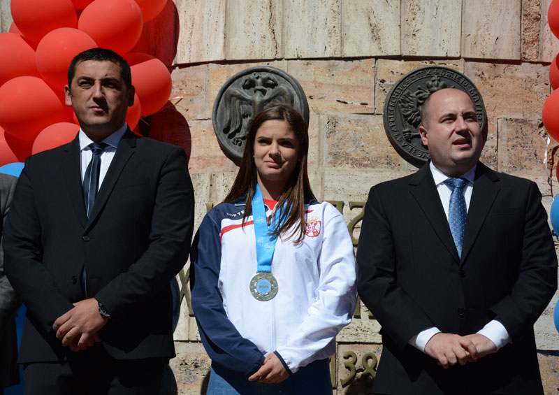 ДОЧЕК ЗА СВЕТСКУ ШАМПИОНКУ: Наталији Савић приређена свечаност у Косовској Митровици
