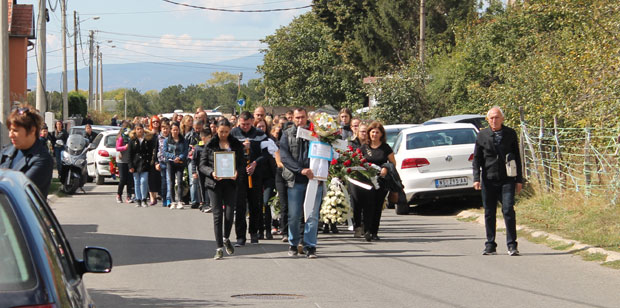 ТУГА У НИШУ: Сахрањена дванестогодишња Исидора коју је усмртио комби (ФОТО)